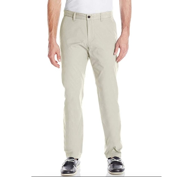 Dockers Men/'s D3 Classic Fit Field Khaki Lightweight Flat Front Casual Pants